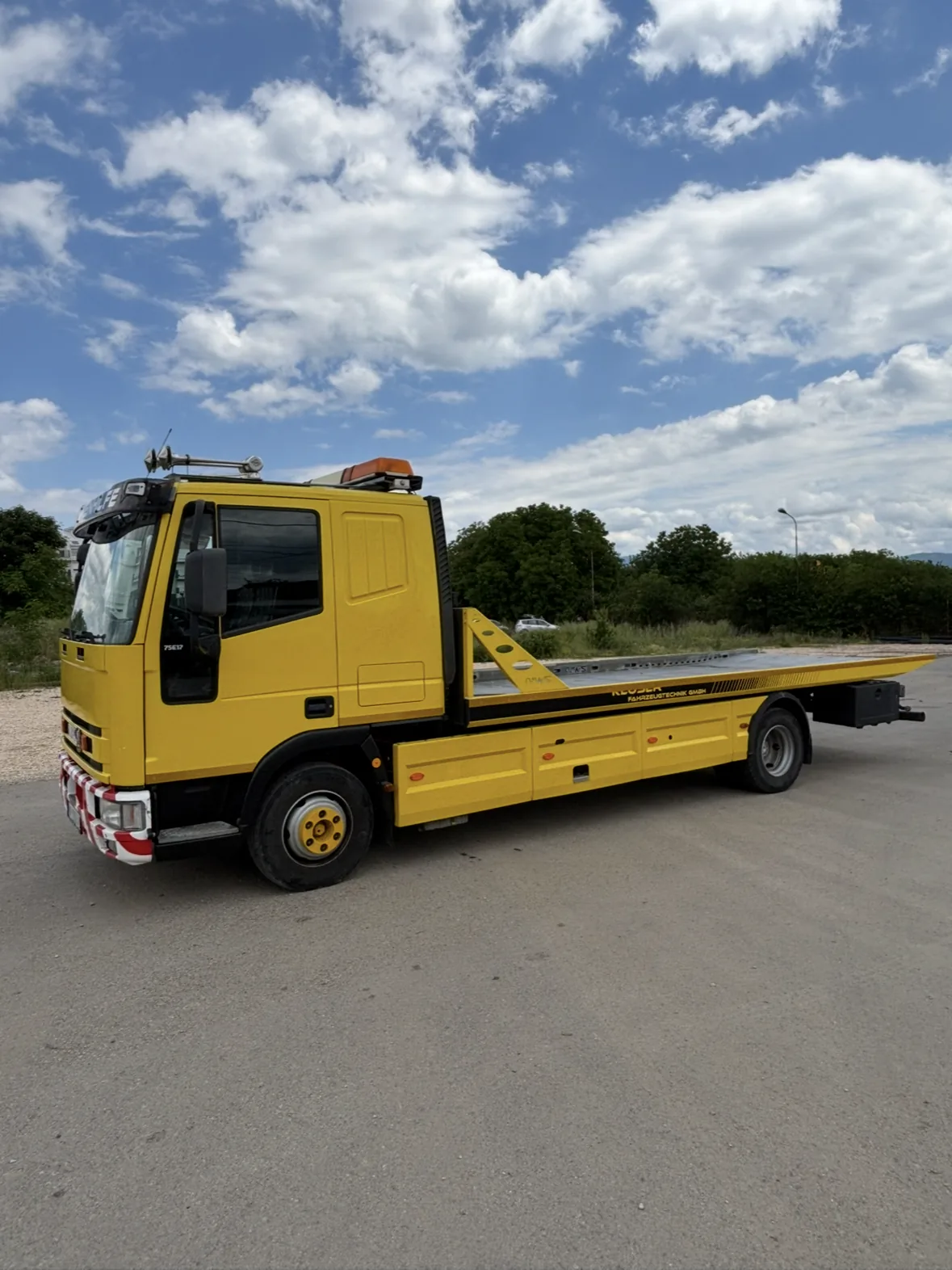 Šleper transportuje havarisano vozilo